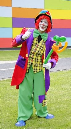 Ballonkuenstler Clown vor der Messe