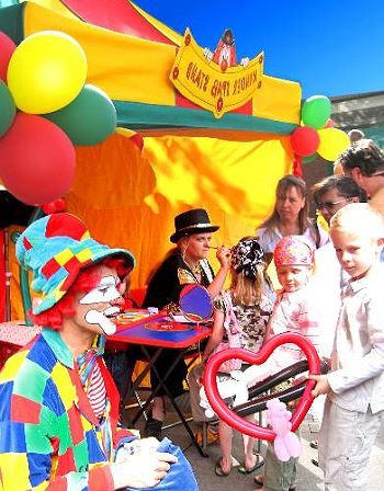 Clown, Ballonkuenstler und Kinderschminken, am Stadtfest